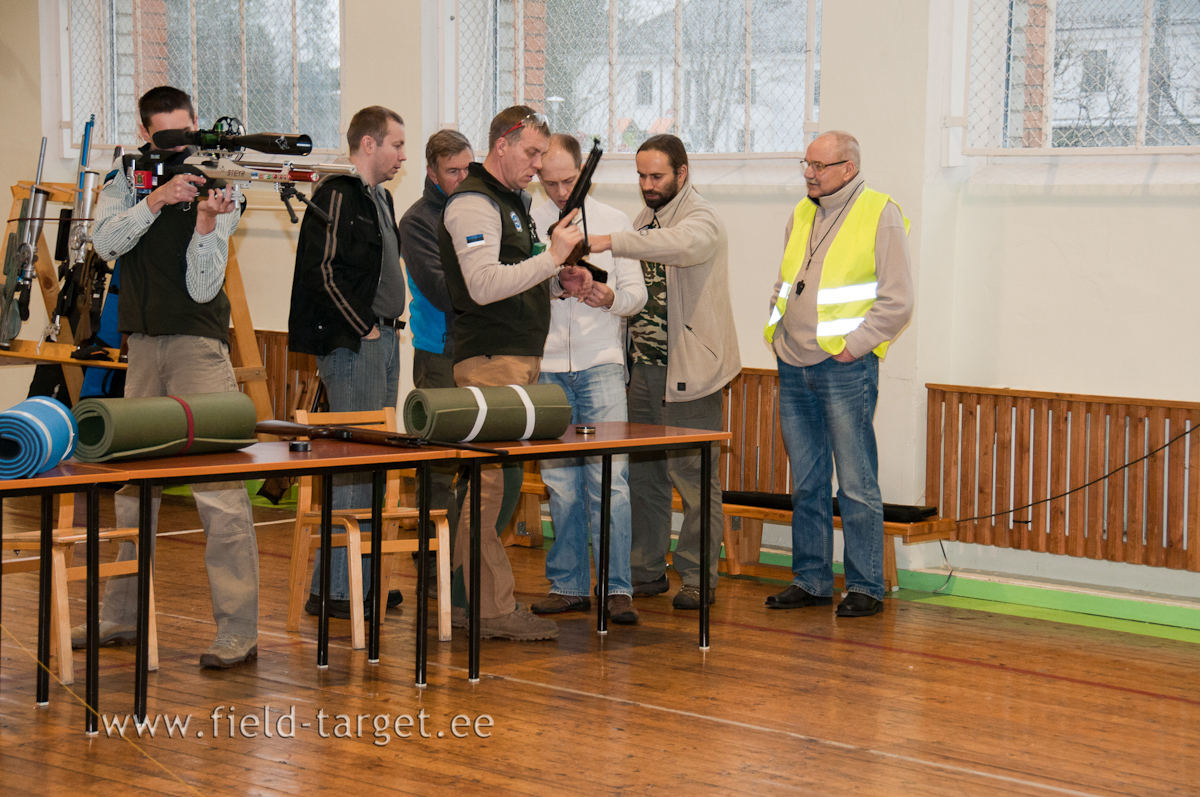 Kollases vestis on Ants Kangur, kes jälgib turvalisust tulejoonel